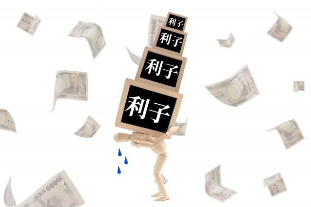 お金を手に頭を抱える。松阪市で債務整理の無料相談が司法書士に可能